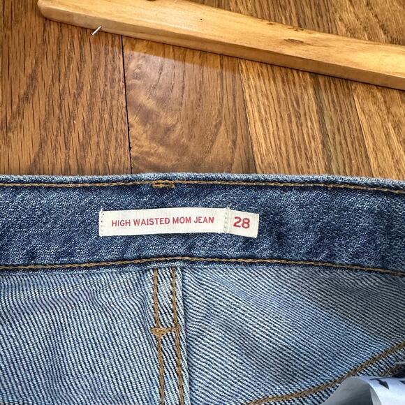 Levi's High Waisted Mom Jean Medium Wash - Picture 3 of 10